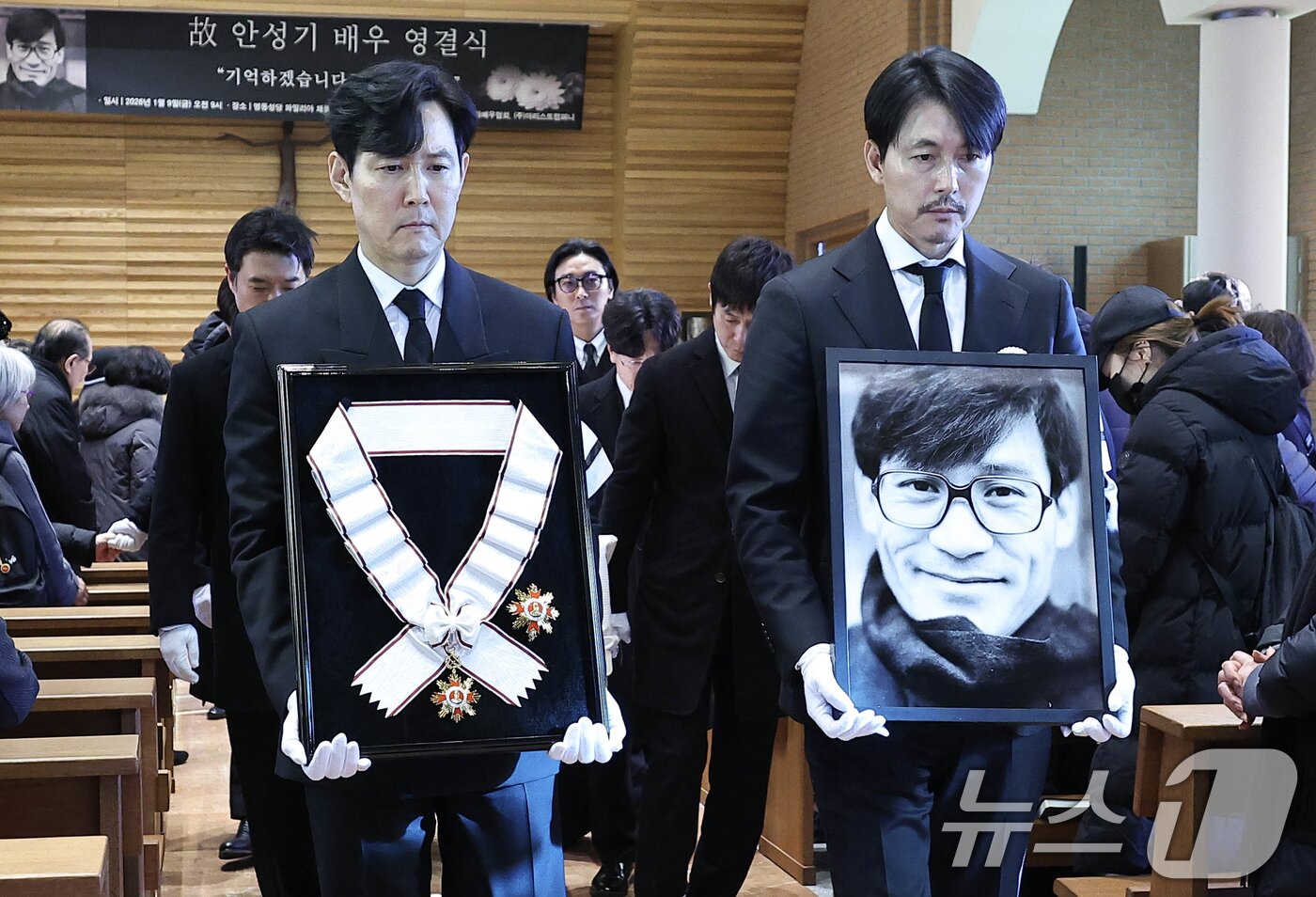본문 이미지 - 배우 이정재와 정우성 등 동료 배우들이 9일 오전 서울 중구 명동성당에서 열린 고 안성기의 영결식장을 나서고 있다. (공동취재) 2026.1.9/뉴스1 ⓒ News1 권현진 기자