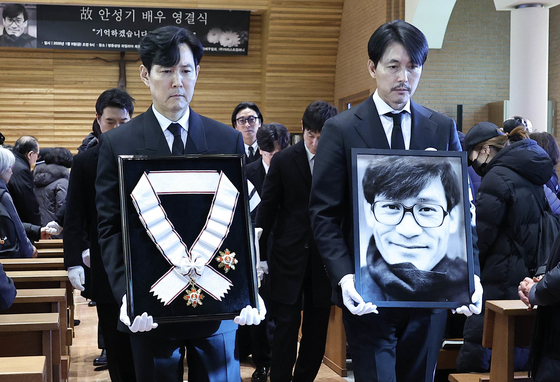 [뉴스1 PICK] 故 안성기 마지막 길, 영화인들 눈물의 배웅 속 영면