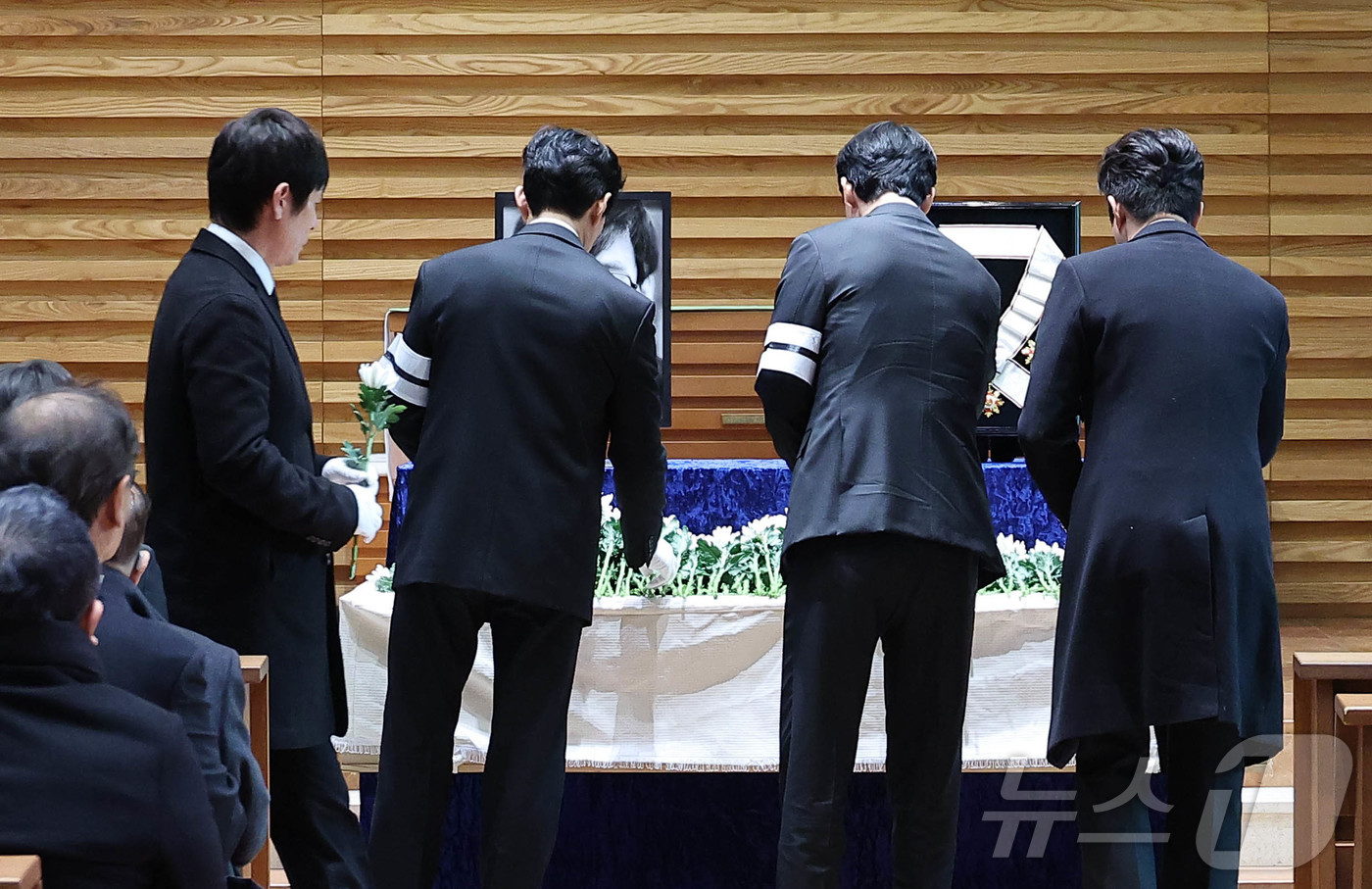 (서울=뉴스1) 권현진 기자 = 고 안성기 영결식이 9일 오전 서울 중구 명동성당에서 열렸다. 정우성, 이정재, 설경구가 헌화하고 있다. (공동취재) 2026.1.9/뉴스1