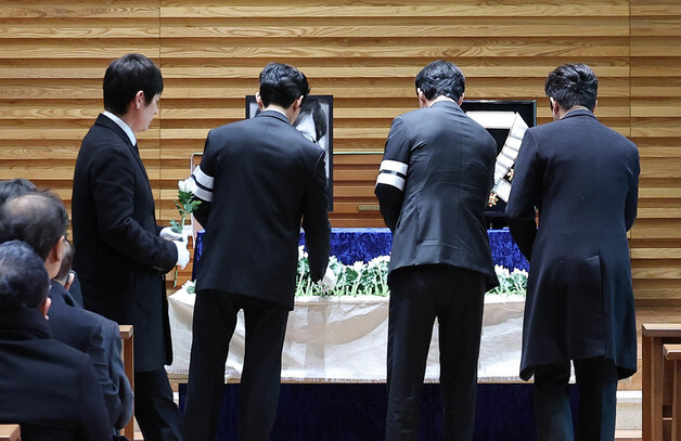 故 안성기 영결식, 헌화하는 후배들