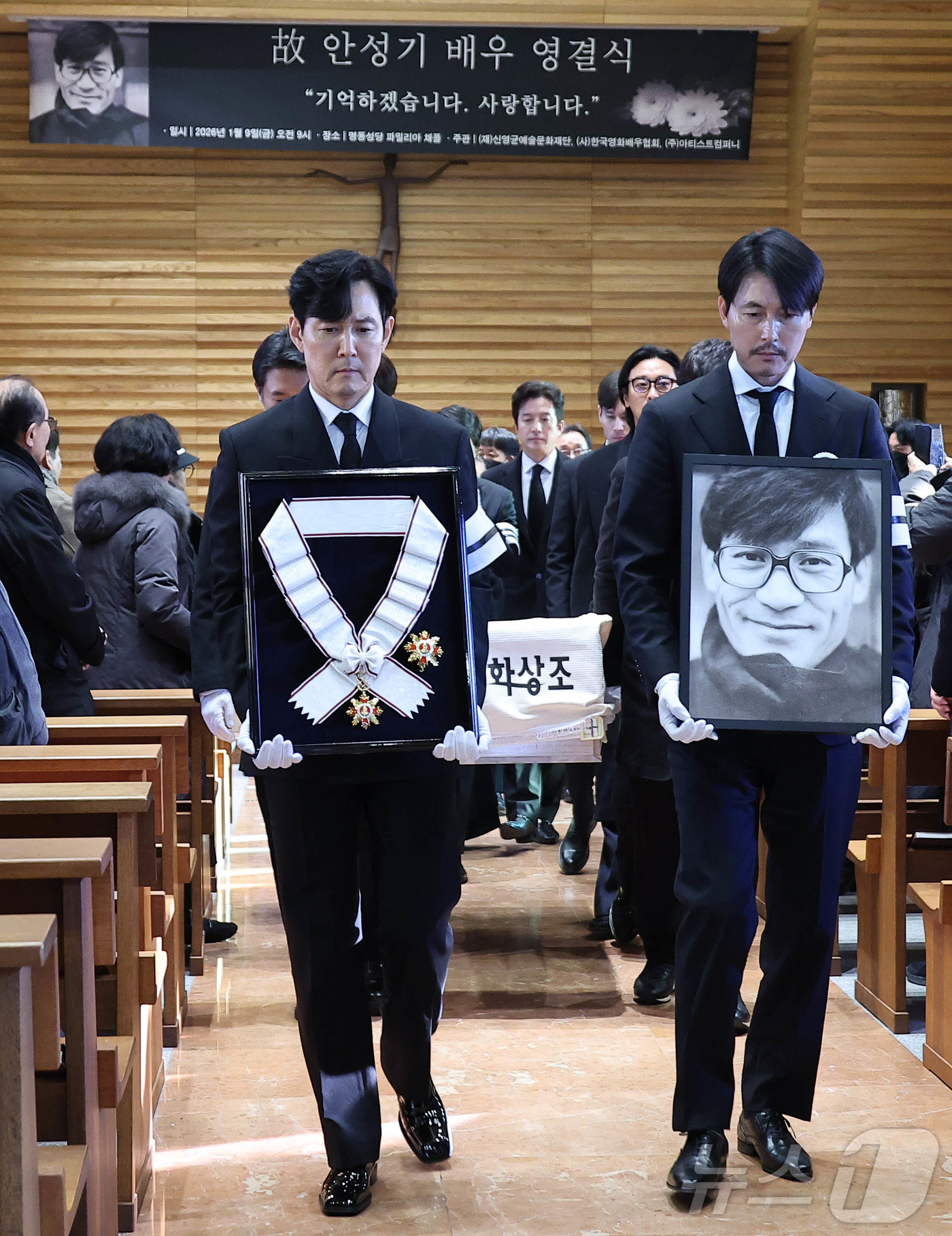 (서울=뉴스1) 권현진 기자 = 배우 이정재와 정우성 등 동료 배우들이 9일 오전 서울 중구 명동성당에서 열린 고 안성기의 영결식장을 나서고 있다. (공동취재) 2026.1.9/뉴 …