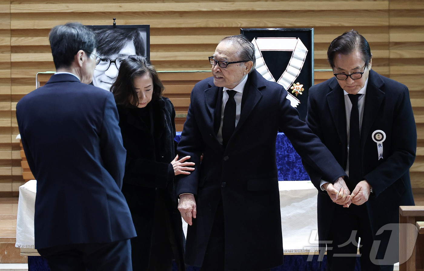 (서울=뉴스1) 권현진 기자 = 신영균 예술문화재단 명예이사장이 9일 오전 서울 중구 명동성당에서 열린 고 안성기 영결식에 참석하고 있다. 2026.1.9/뉴스1