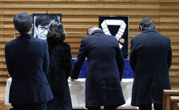 헌화하는 신영균 이사장