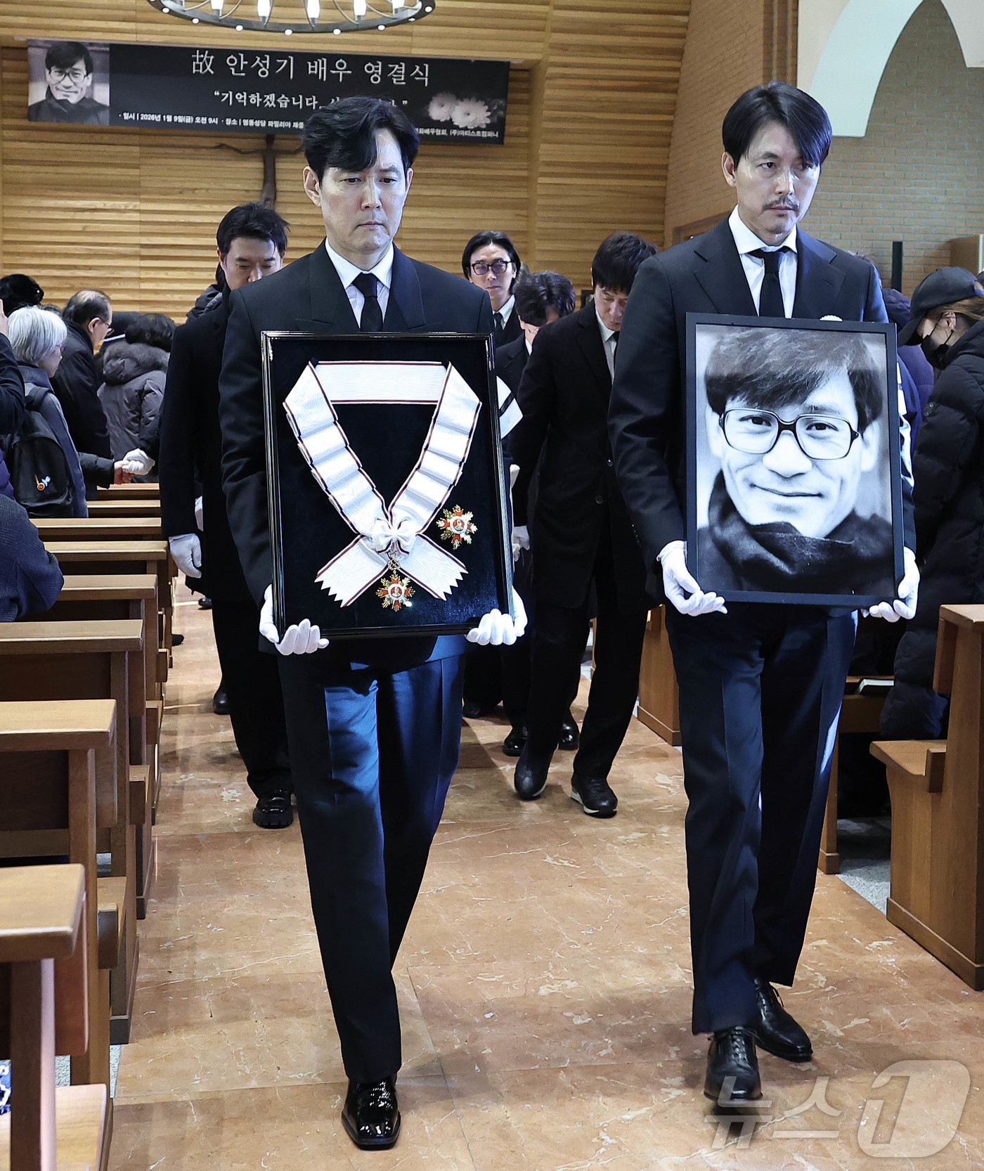 (서울=뉴스1) 권현진 기자 = 배우 이정재와 정우성 등 동료 배우들이 9일 오전 서울 중구 명동성당에서 열린 고 안성기의 영결식장을 나서고 있다. (공동취재) 2026.1.9/뉴 …