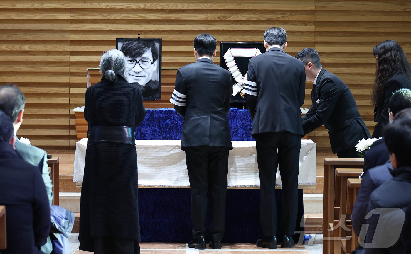 (서울=뉴스1) 권현진 기자 = 9일 서울 중구 명동성당에서 진행된 故 안성기의 영결식에서 유가족들이 헌화를 하고 있다. (공동취재)2026.1.9/뉴스1