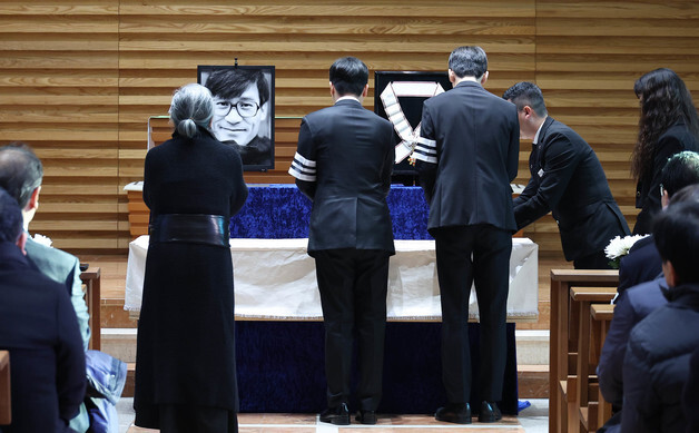 헌화하는 故 안성기 유가족