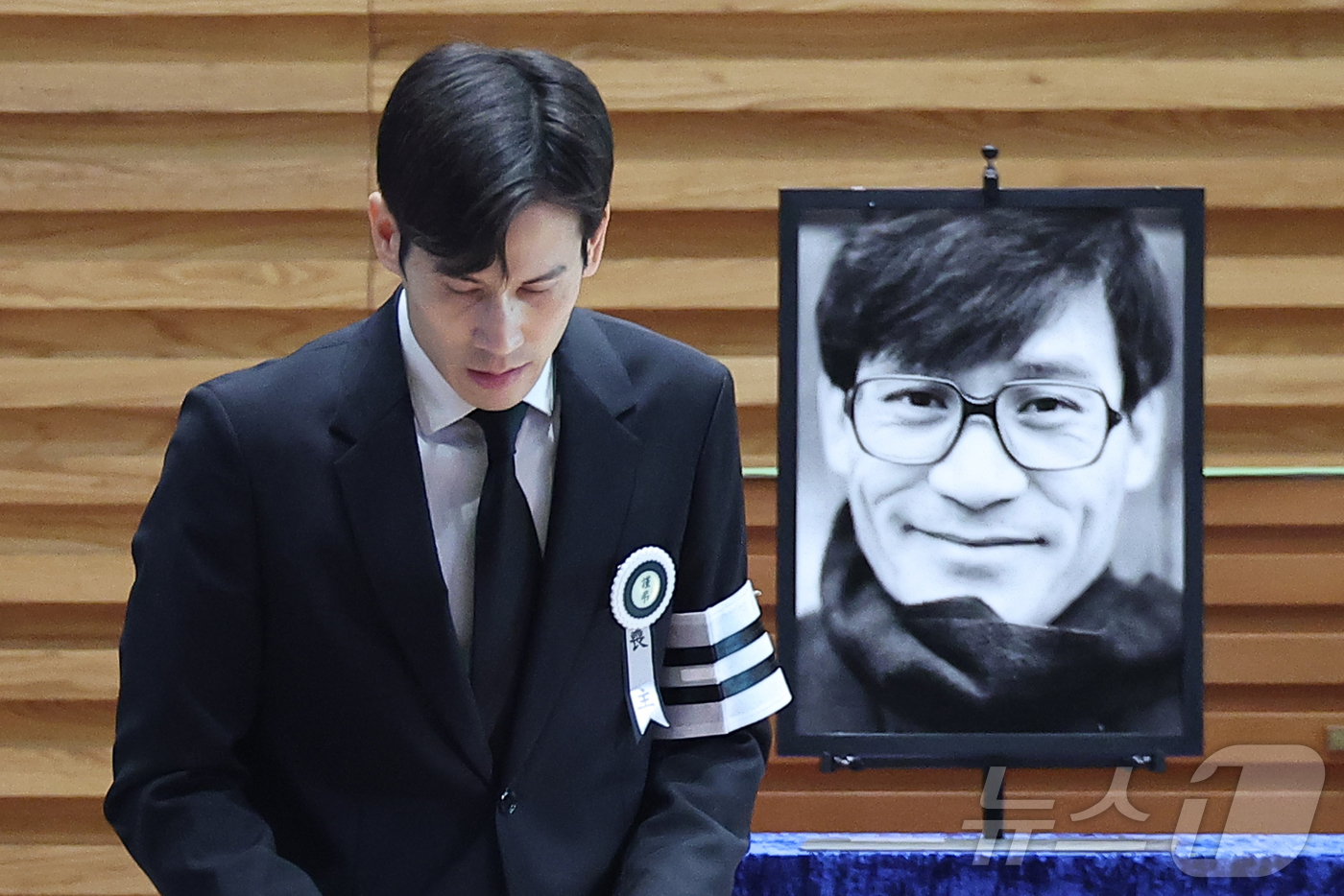 (서울=뉴스1) 권현진 기자 = 고 안성기 영결식이 9일 오전 서울 중구 명동성당에서 열렸다. 고인의 아들 안다빈씨가 인사말을 마치고 자리로 돌아가고 있다. (공동취재) 2026. …