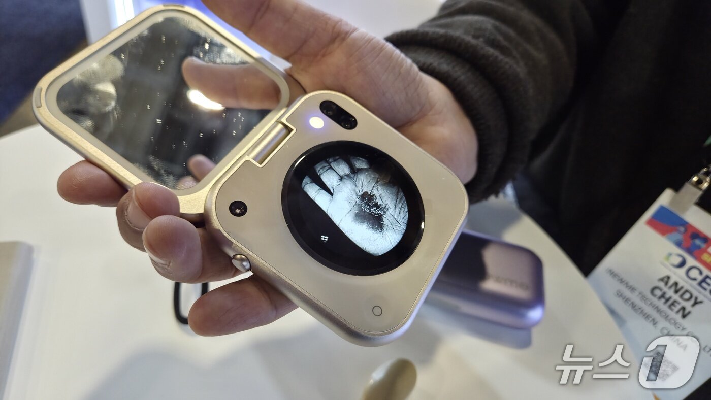 본문 이미지 - 대만 뷰티기업 아이뉴미(inewme)가 CES 2026에서 선보인 스마트 거울 2026.1.8 ⓒ뉴스1 이정후 기자