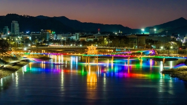 [풍경] 얼어붙은 하천 위 빛의 풍경, 괴산 에코브릿지