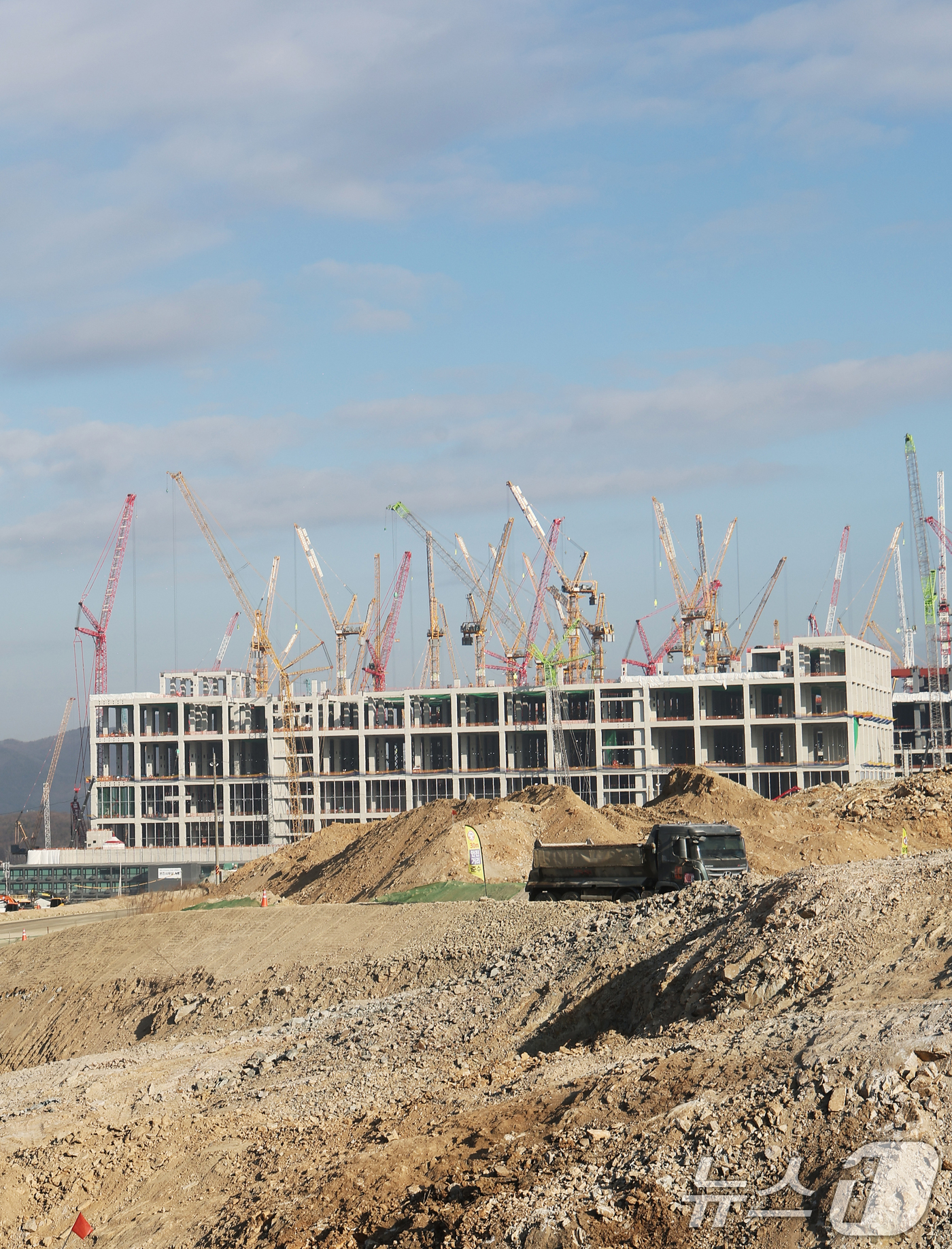 (용인=뉴스1) 김영운 기자 = 9일 경기도 용인시 처인구 원삼면 용인반도체클러스터 일반산업단지 공사현장에서 분주하게 공사가 진행되고 있다. (공동취재) 2026.1.9/뉴스1