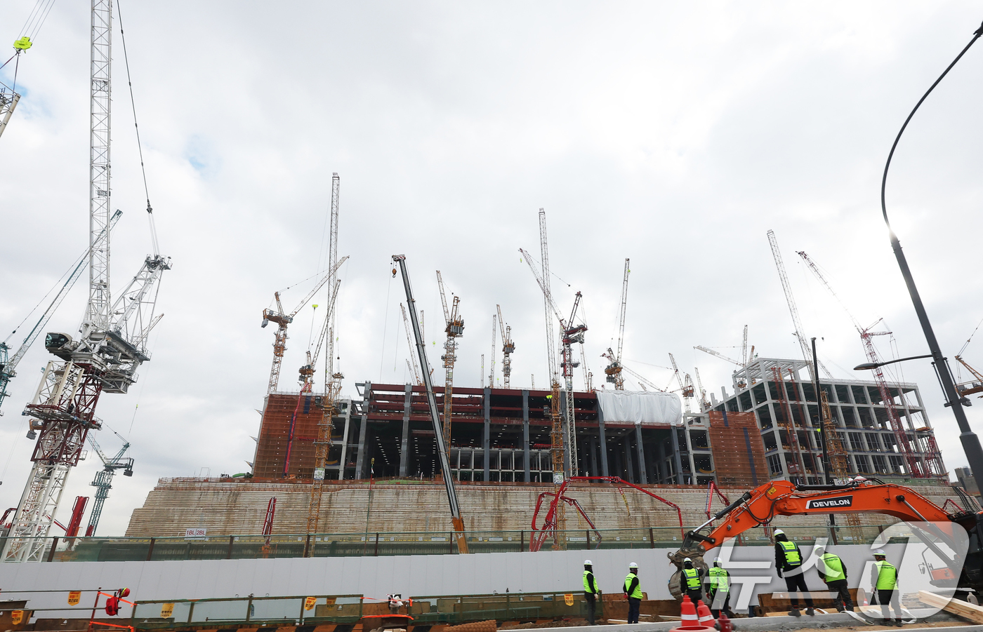 (용인=뉴스1) 김영운 기자 = 9일 경기도 용인시 처인구 원삼면 용인반도체클러스터 일반산업단지 공사현장에서 분주하게 공사가 진행되고 있다. (공동취재) 2026.1.9/뉴스1