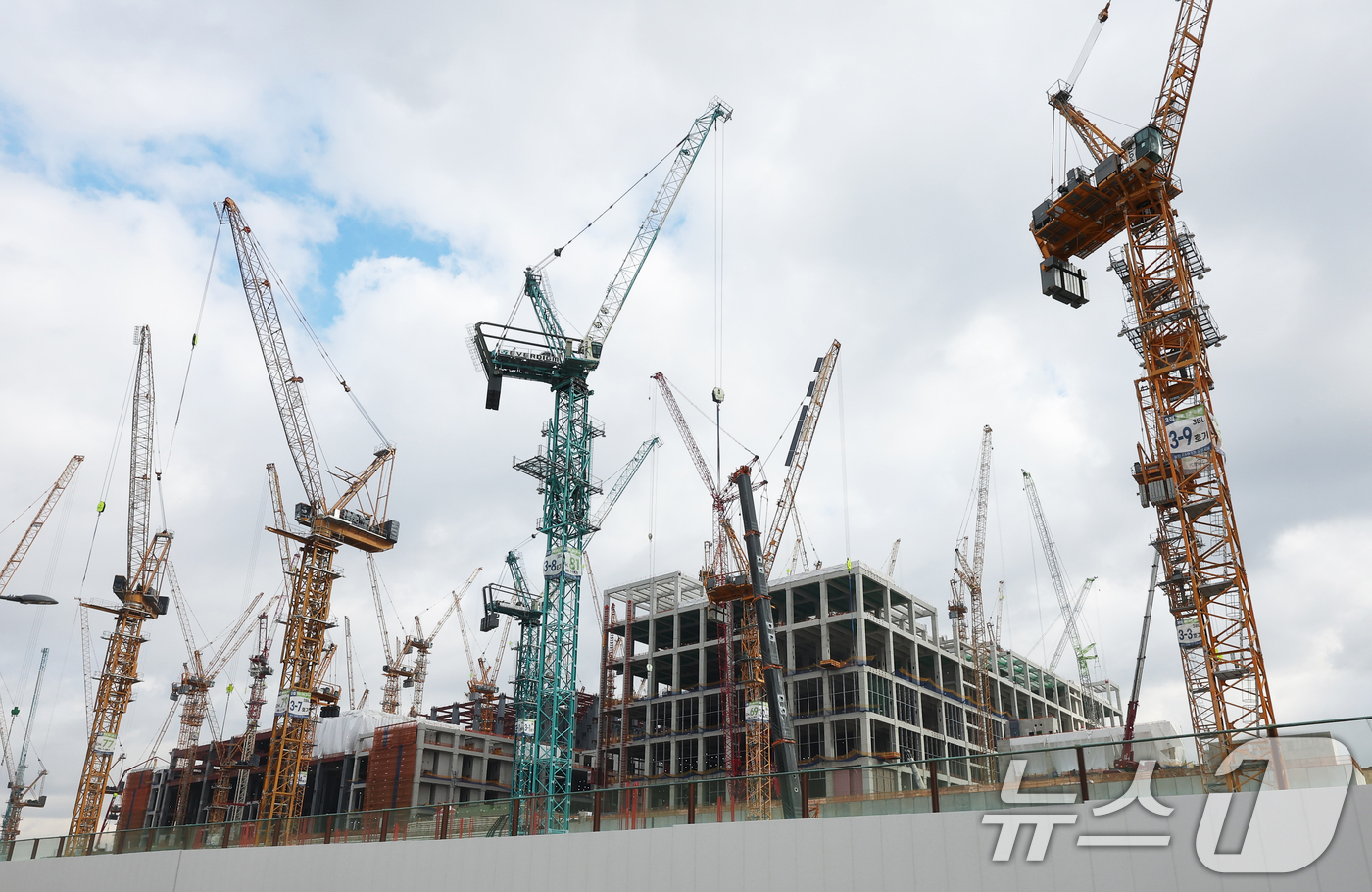 (용인=뉴스1) 김영운 기자 = 9일 경기도 용인시 처인구 원삼면 용인반도체클러스터 일반산업단지 공사현장에서 분주하게 공사가 진행되고 있다. (공동취재) 2026.1.9/뉴스1