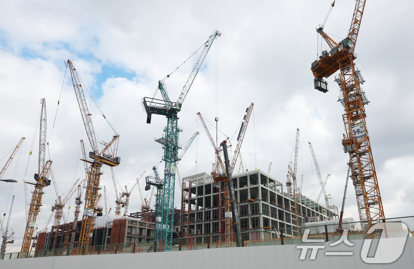 본문 이미지 - 경기도 용인시 처인구 원삼면 용인반도체클러스터 일반산업단지 공사현장에서 분주하게 공사가 진행되고 있다. (공동취재) 2026.1.9/뉴스1 ⓒ News1 김영운 기자