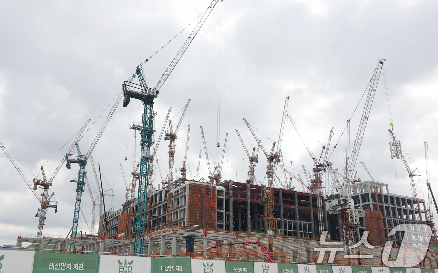 (용인=뉴스1) 김영운 기자 = 9일 경기도 용인시 처인구 원삼면 용인반도체클러스터 일반산업단지 공사현장에서 분주하게 공사가 진행되고 있다. (공동취재) 2026.1.9/뉴스1