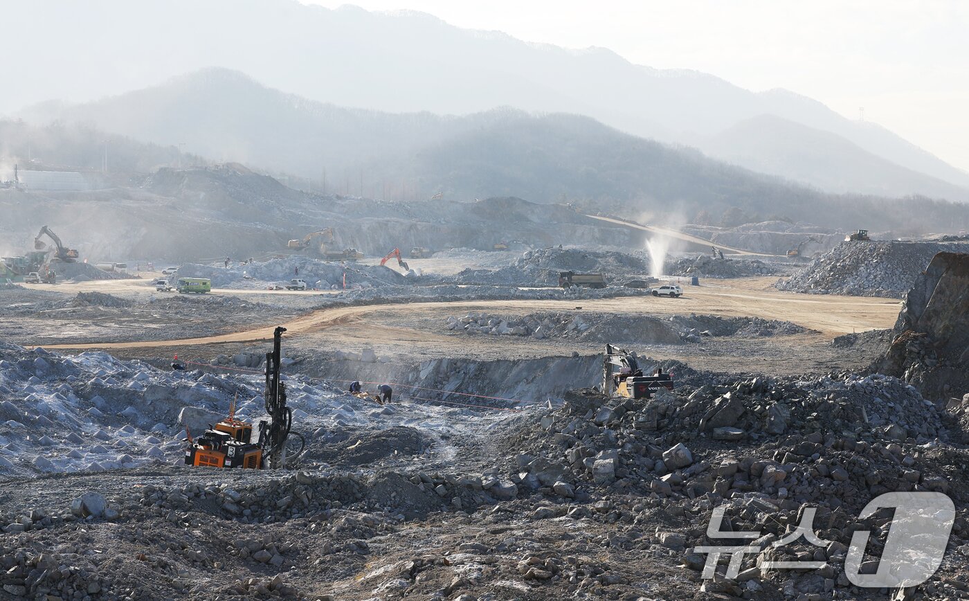본문 이미지 - 9일 경기도 용인시 처인구 원삼면 용인반도체클러스터 일반산업단지 공사현장에서 분주하게 공사가 진행되고 있다. (공동취재) 2026.1.9/뉴스1 ⓒ News1 김영운 기자