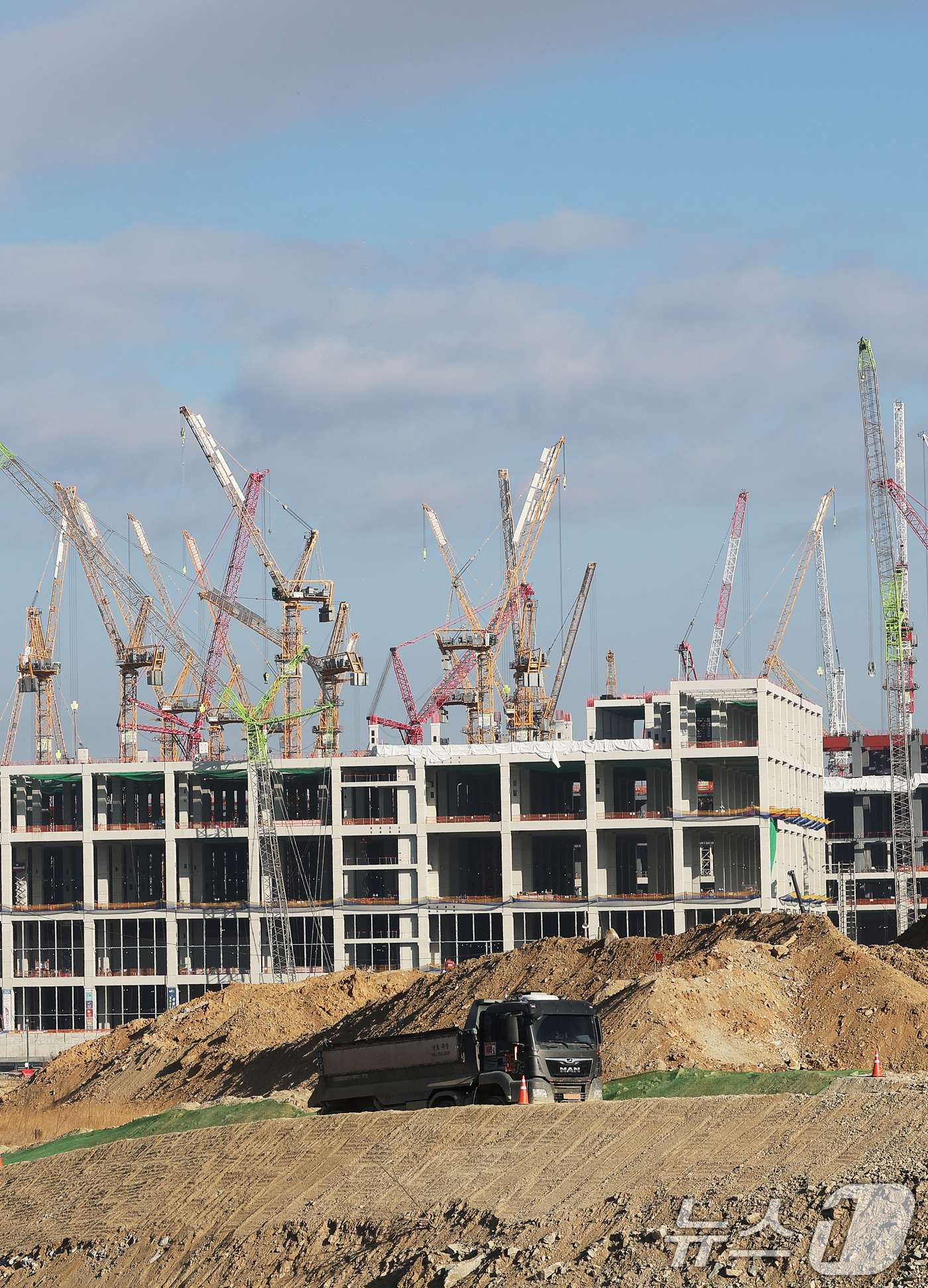 (용인=뉴스1) 김영운 기자 = 9일 경기도 용인시 처인구 원삼면 용인반도체클러스터 일반산업단지 공사현장에서 분주하게 공사가 진행되고 있다. (공동취재) 2026.1.9/뉴스1