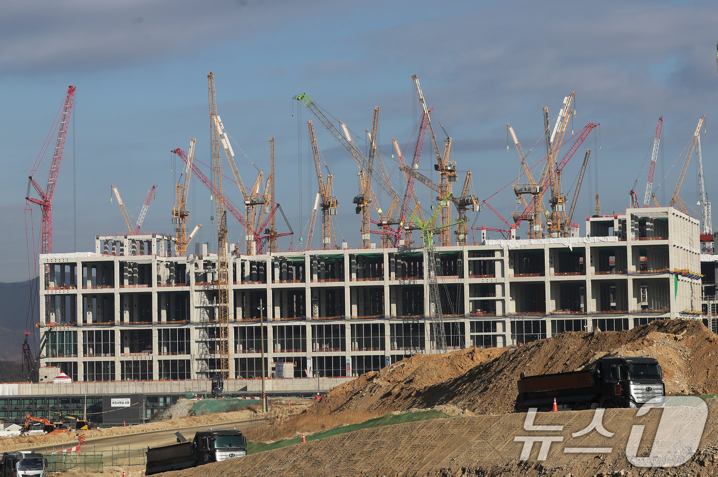 (용인=뉴스1) 김영운 기자 = 9일 경기도 용인시 처인구 원삼면 용인반도체클러스터 일반산업단지 공사현장에서 분주하게 공사가 진행되고 있다. (공동취재) 2026.1.9/뉴스1
