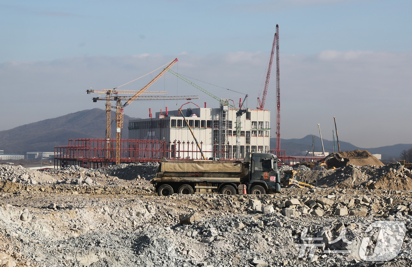 (용인=뉴스1) 김영운 기자 = 9일 경기도 용인시 처인구 원삼면 용인반도체클러스터 일반산업단지 공사현장에서 분주하게 공사가 진행되고 있다. (공동취재) 2026.1.9/뉴스1