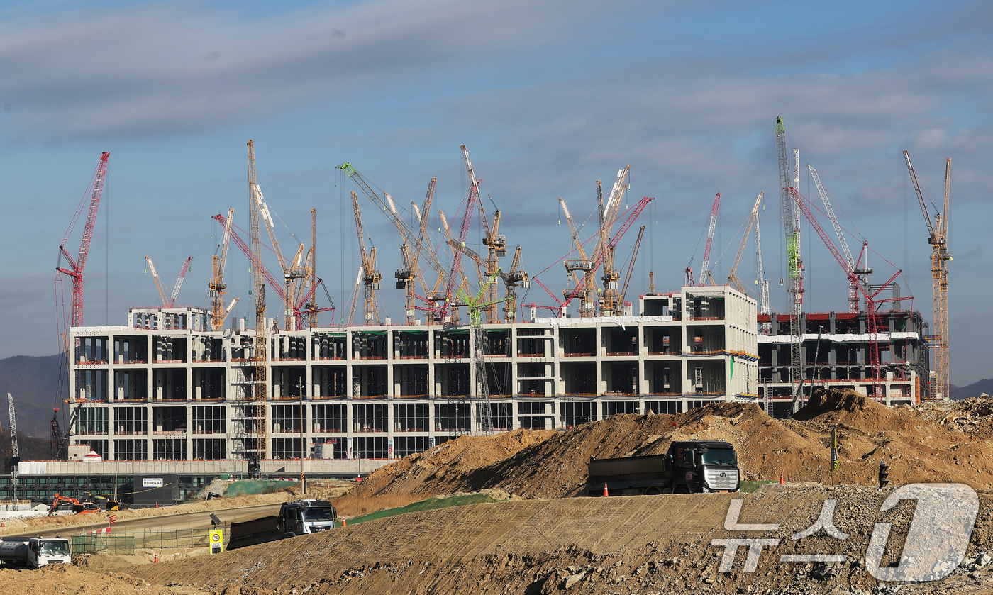 (용인=뉴스1) 김영운 기자 = 9일 경기도 용인시 처인구 원삼면 용인반도체클러스터 일반산업단지 공사현장에서 분주하게 공사가 진행되고 있다. (공동취재) 2026.1.9/뉴스1