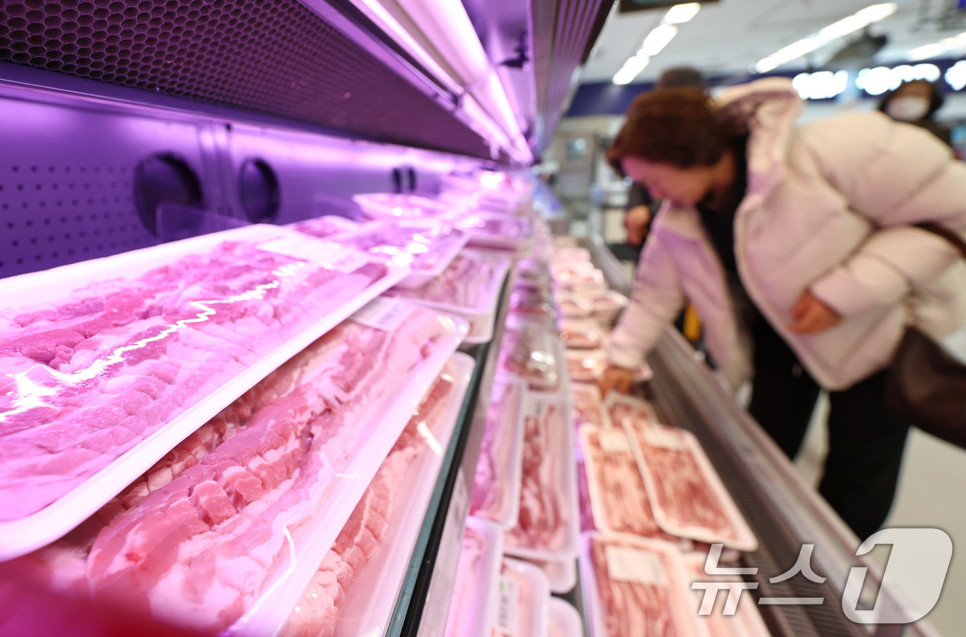 (서울=뉴스1) 구윤성 기자 = 9일 서울의 한 대형마트 돈육 코너에서 시민들이 장을 보고 있다.농림축산식품부는 설 명절을 앞두고 축산물 물가 안정을 위해 돼지고기와 계란 할인 지 …