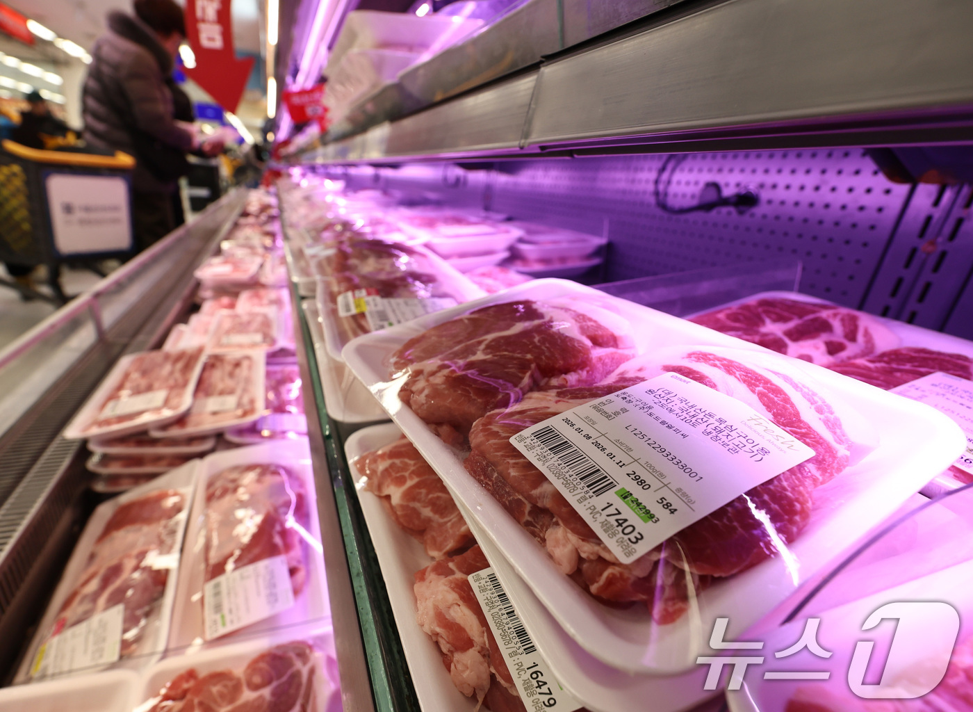 (서울=뉴스1) 구윤성 기자 = 9일 서울의 한 대형마트 돈육 코너에서 시민들이 장을 보고 있다.농림축산식품부는 설 명절을 앞두고 축산물 물가 안정을 위해 돼지고기와 계란 할인 지 …