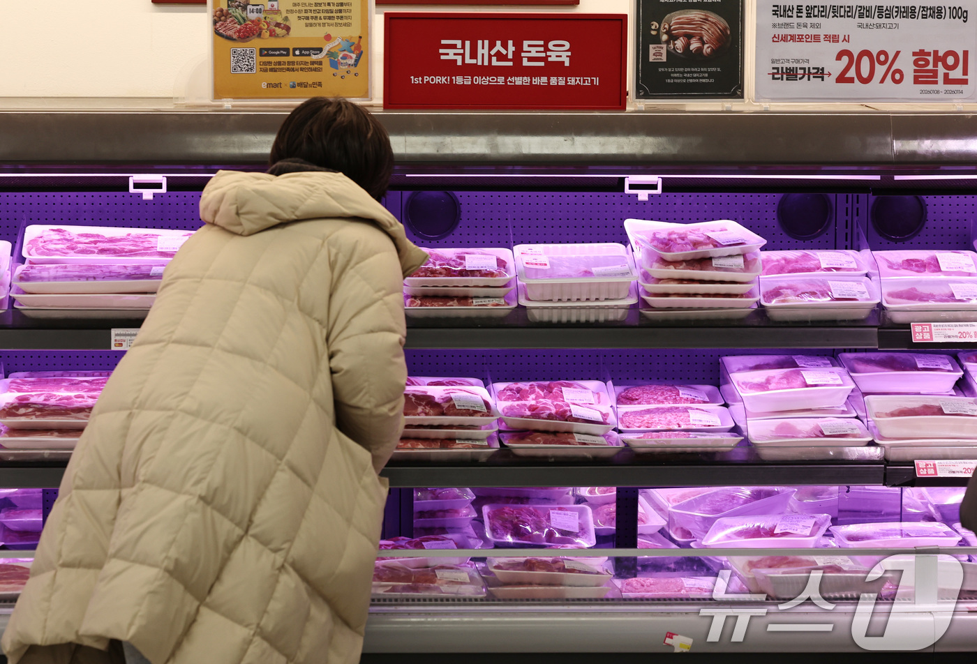 (서울=뉴스1) 구윤성 기자 = 9일 서울의 한 대형마트 돈육 코너에서 시민들이 장을 보고 있다.농림축산식품부는 설 명절을 앞두고 축산물 물가 안정을 위해 돼지고기와 계란 할인 지 …