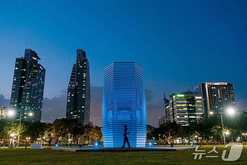 본문 이미지 - 경기 안양 평촌중앙공원에 설치돼 있는 '스모그 프리 타워'(안양문화예술재단 공공예술프로젝트 제공) ⓒ 뉴스1