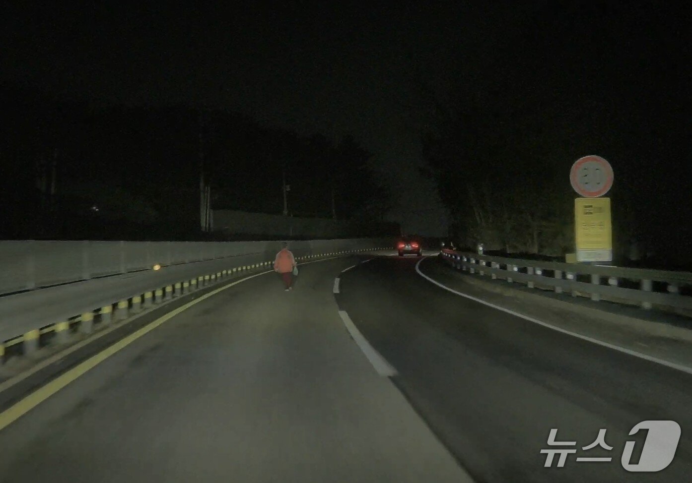 본문 이미지 - 당시 위험한 상황이 담긴 차량 블랙박스 영상 캡처.(육군 22사단 제공, 재판매 및 DB 금지) 2026.1.9/뉴스1