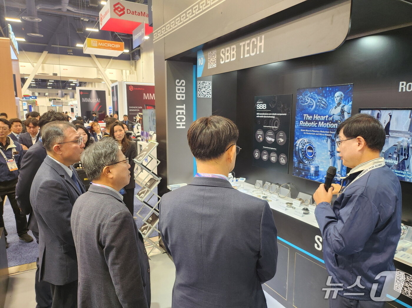 본문 이미지 - 류재완 에스비비테크 대표(사진 맨 오른쪽)가 ‘CES 2026’에서 방문객들을 대상으로 자사의 핵심 부품 및 기술을 소개하고 있다.(에스비비테크 제공)