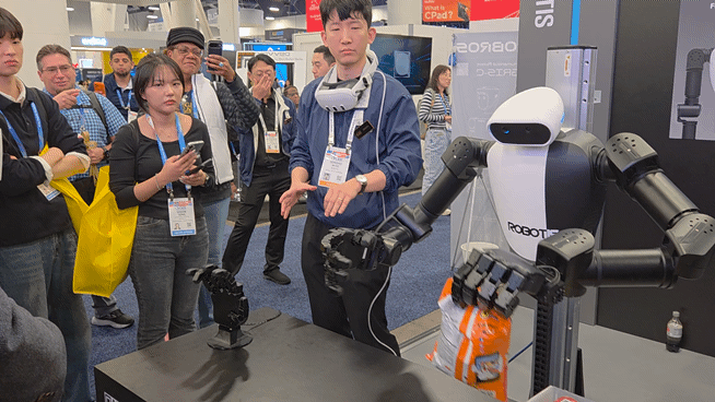 본문 이미지 - 로보티즈의 휴머노이드 로봇 'AI 워커'가 조작자의 손을 따라 로봇 손을 움직이고 있다. 2026.1.7 ⓒ뉴스1 이정후 기자