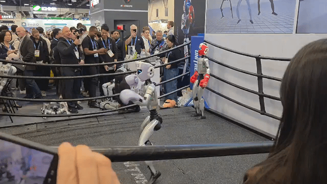 본문 이미지 - 중국 휴머노이드 로봇 기업 유니트리의 로봇이 복싱장으로 꾸며진 무대에서 시연을 하고 있다. 2026.1.7 ⓒ뉴스1 박기범 기자