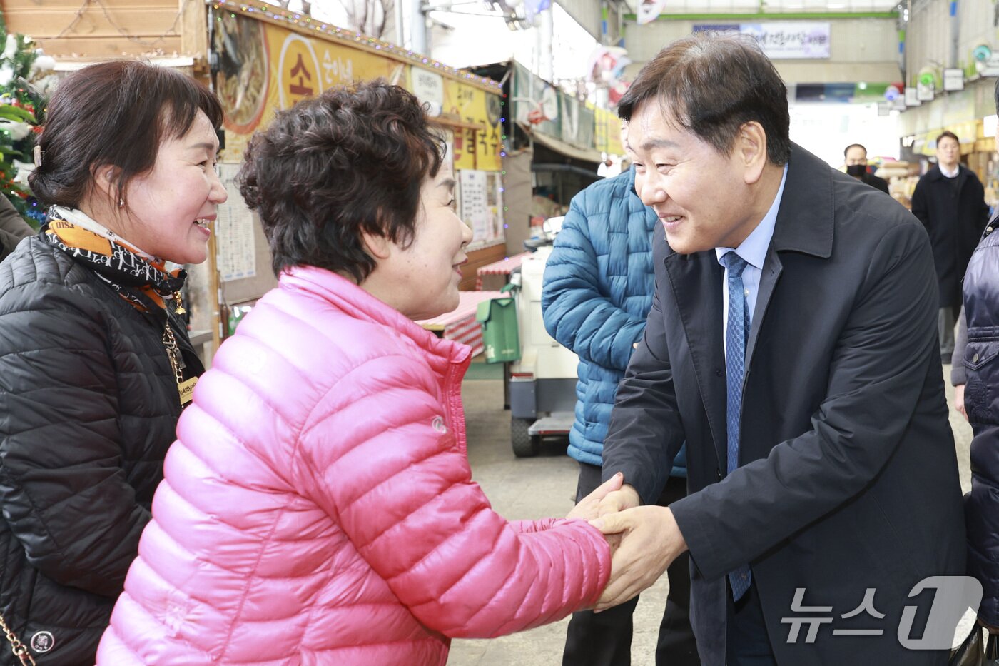 본문 이미지 - 9일 김제시를 방문한 김관영 전북지사가 전통시장에서 시민과 손을 맞잡고 있다.(전북도 제공. 재판매 및 DB금지)/뉴스1  