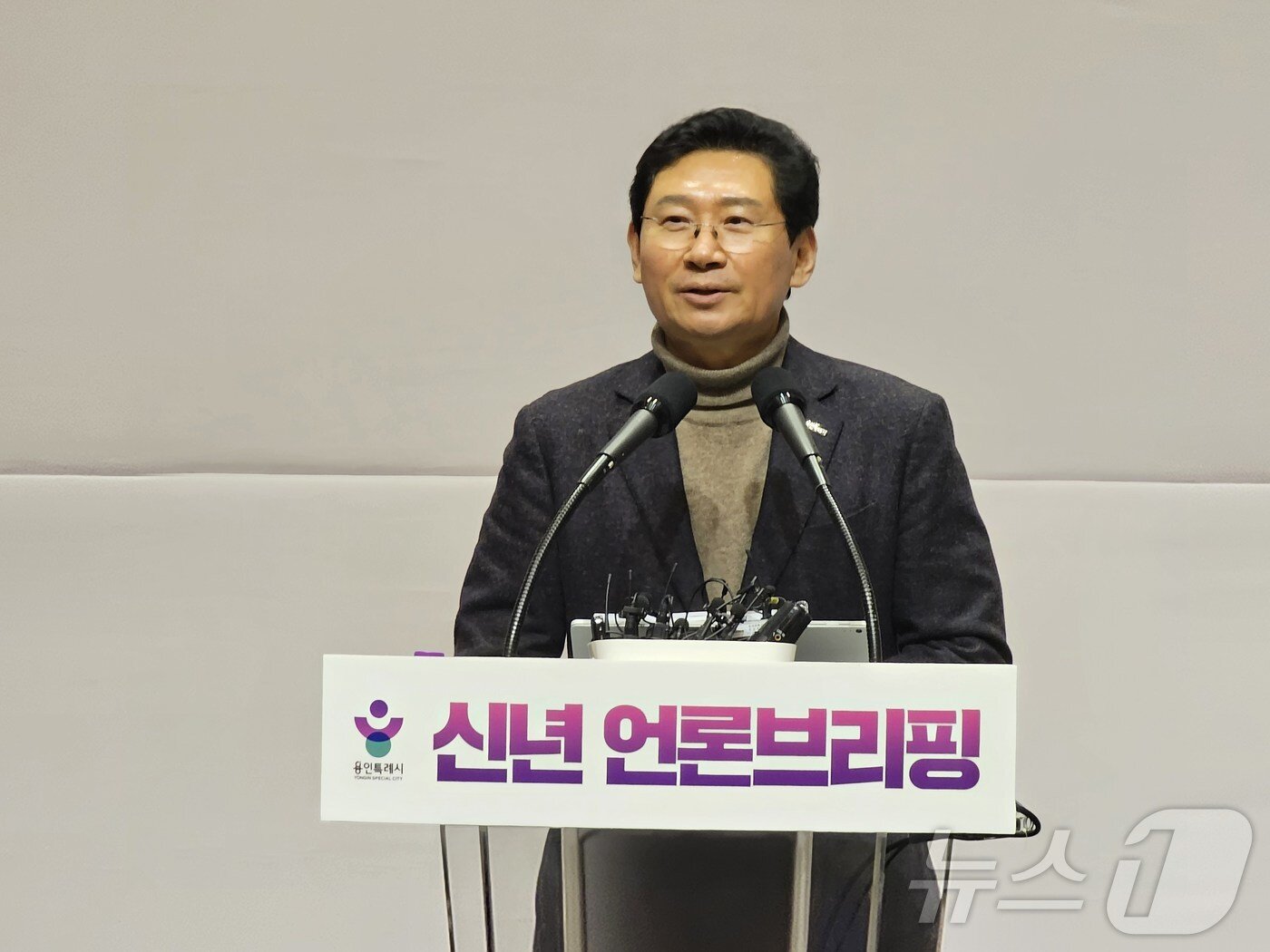 본문 이미지 - 이상일 시장이 9일 기흥ICT밸리에서 가진 신년 언론브리핑에서 최근 불거진 반도체클러스터 이전 논란에 대한 입장과 올해 시정계획을 설명하고 있다. ⓒ 뉴스1 김평석 기자