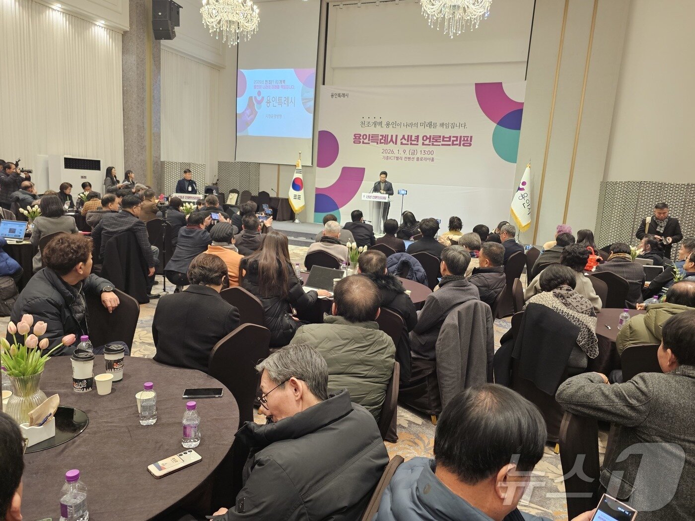 본문 이미지 - 이상일 시장이 9일 기흥ICT밸리에서 가진 신년 언론브리핑에서 최근 불거진 반도체클러스터 이전 논란에 대한 입장과 올해 시정계획을 설명하고 있다. ⓒ News1 김평석 기자