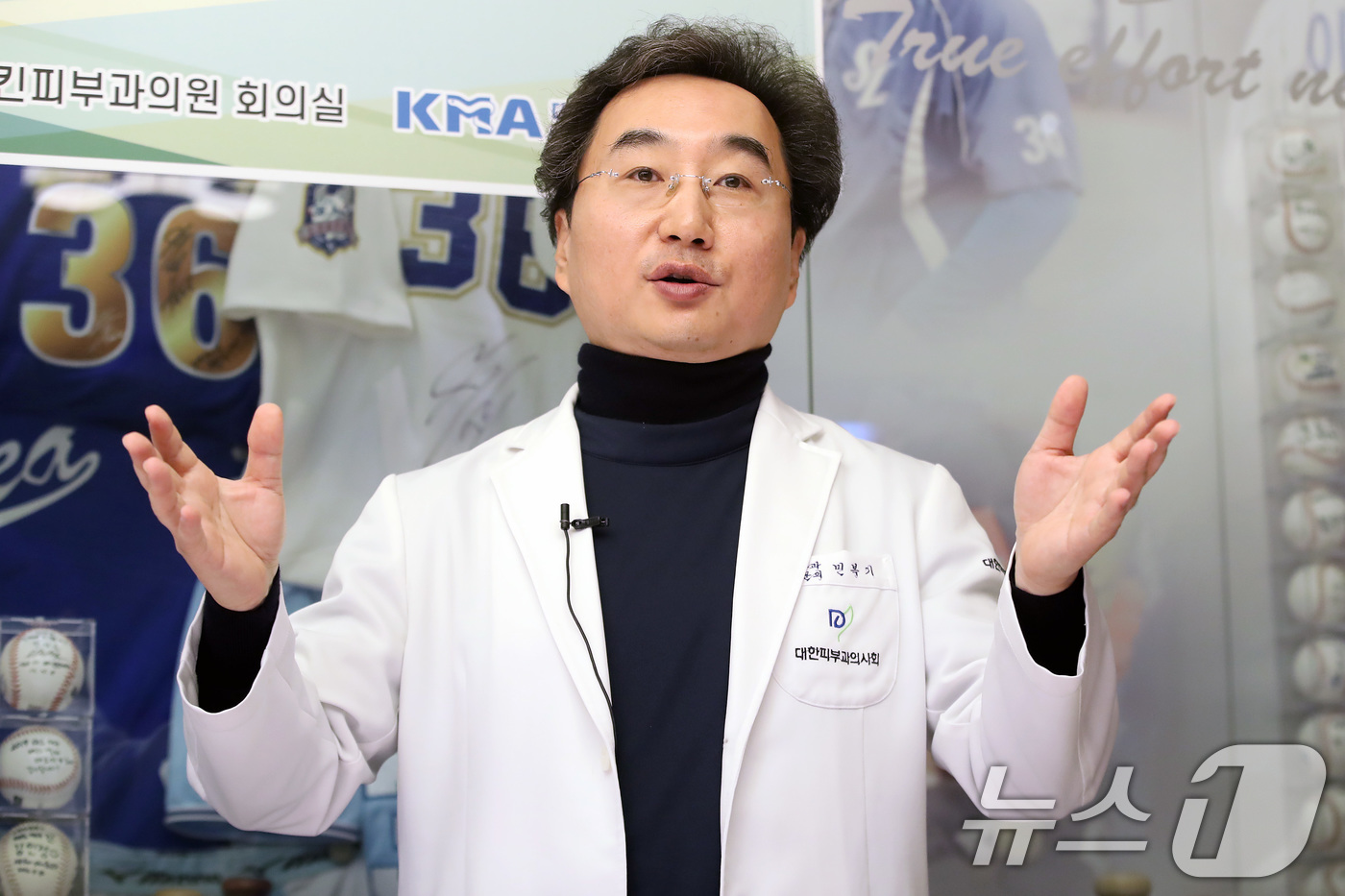 (대구=뉴스1) 공정식 기자 = 9일 대구 중구 동성로 올포스킨피부과의원에서 대구시의사회 민복기 회장이 (재)이승엽야구장학재단 이승엽 이사장 홍보대사 위촉 인사말을 하고 있다.이날 …