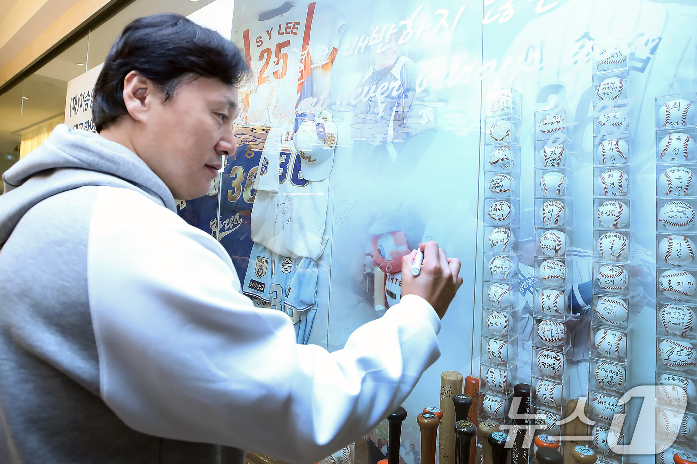 (대구=뉴스1) 공정식 기자 = 9일 대구 중구 동성로 올포스킨피부과의원에서 (재)이승엽야구장학재단 이승엽 이사장이 전시관 유리창에 대구시의사회 홍보대사 위촉 기념 사인을 하고 있 …