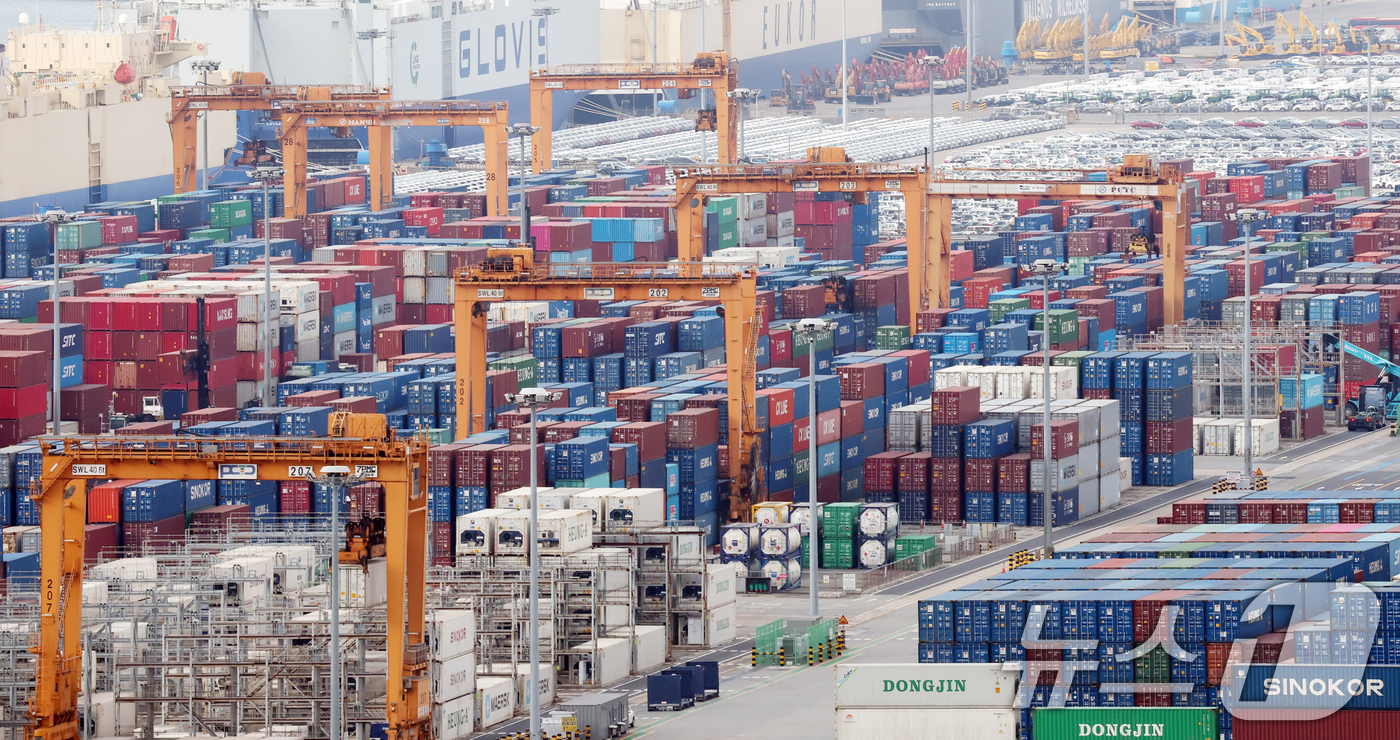 (평택=뉴스1) 김영운 기자 = 한국은행이 9일 발표한 '2025년 11월 국제수지(잠정)'에 따르면 지난해 11월 우리나라 경상수지가 반도체를 중심으로 한 IT 수출 호조에 힘입 …