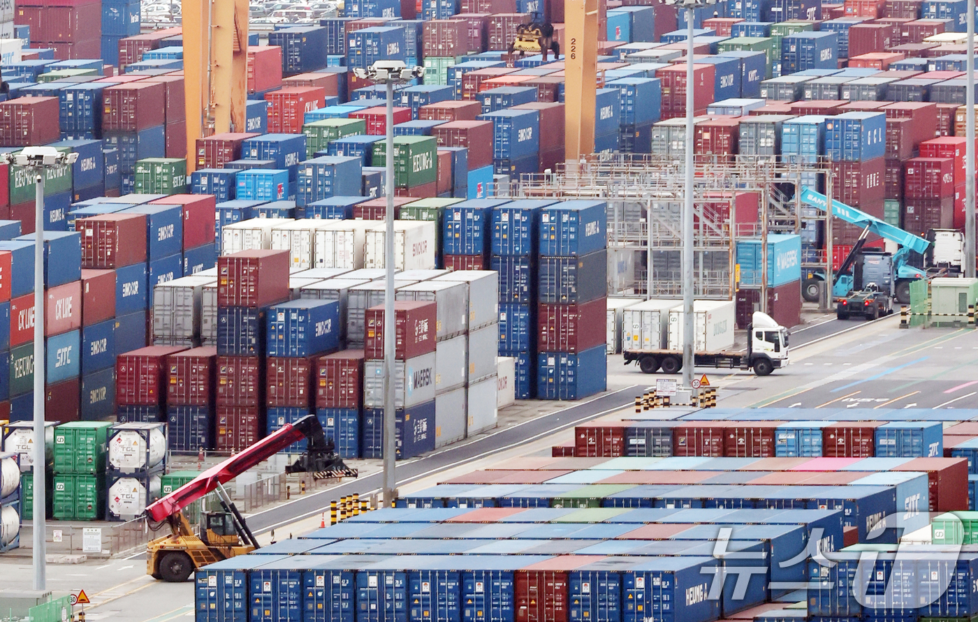 (평택=뉴스1) 김영운 기자 = 한국은행이 9일 발표한 '2025년 11월 국제수지(잠정)'에 따르면 지난해 11월 우리나라 경상수지가 반도체를 중심으로 한 IT 수출 호조에 힘입 …