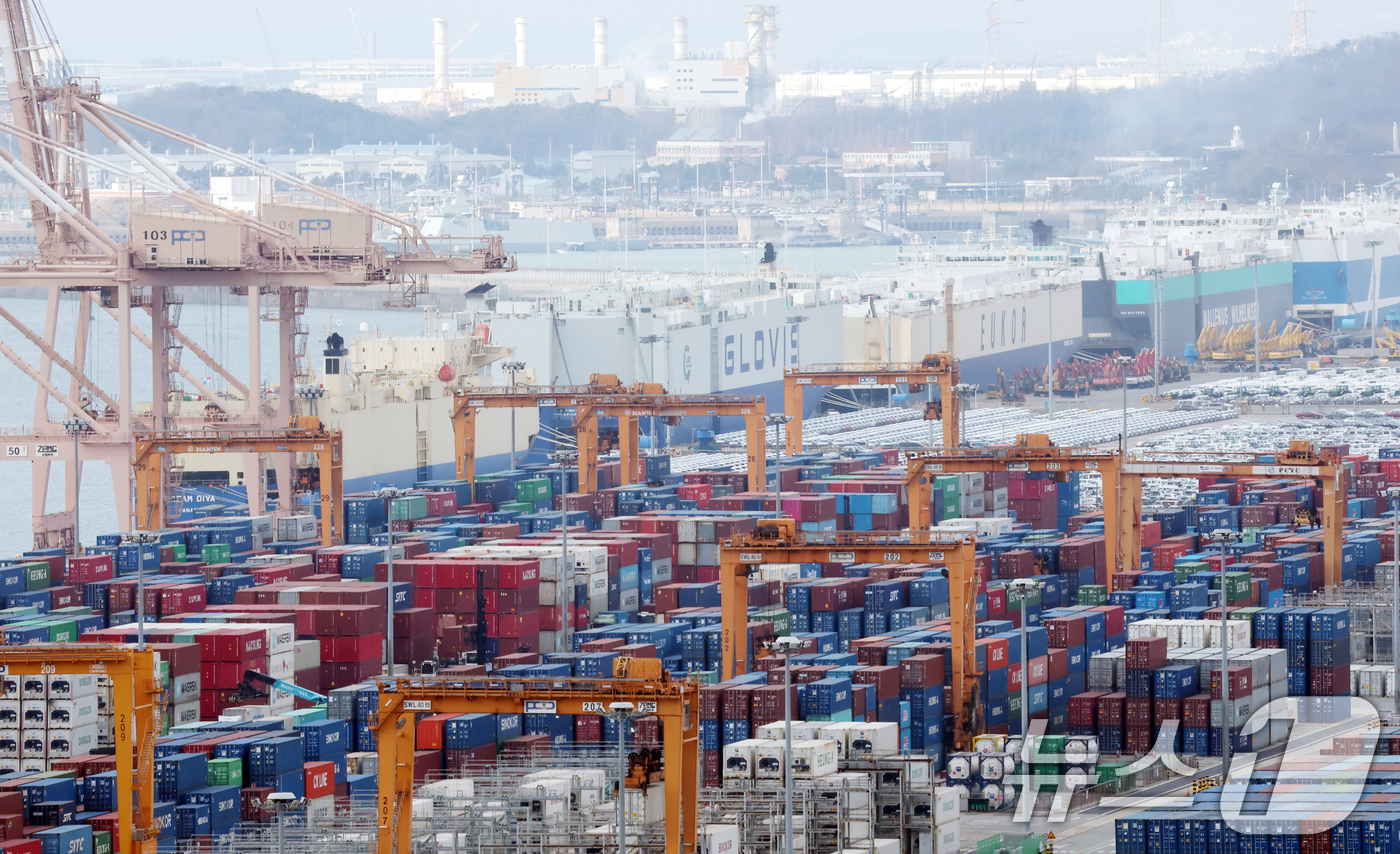 (평택=뉴스1) 김영운 기자 = 한국은행이 9일 발표한 '2025년 11월 국제수지(잠정)'에 따르면 지난해 11월 우리나라 경상수지가 반도체를 중심으로 한 IT 수출 호조에 힘입 …