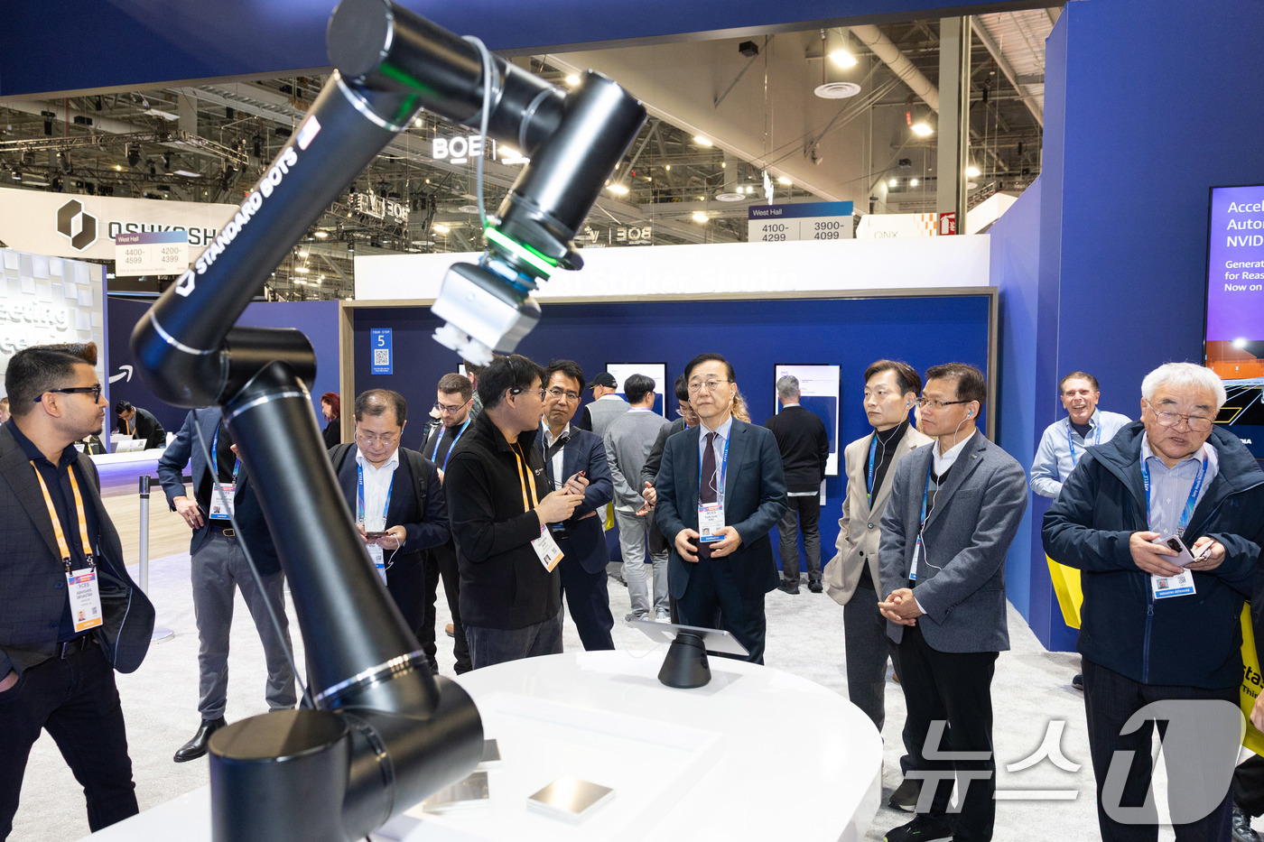 (서울=뉴스1) 박지혜 기자 = 김윤덕 국토교통부 장관이 지난 7일(현지시간) 미국 라스베이거스에서 열린 2026 국제 전자제품 박람회(CES)에 참석해 아마존 부스를 둘러보고 있 …