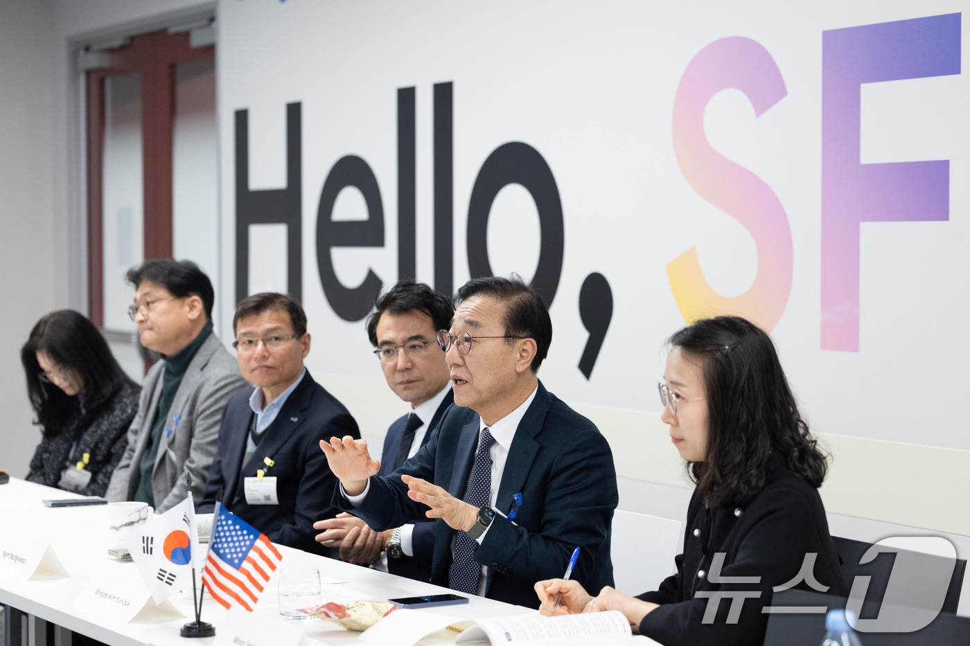 (서울=뉴스1) 박지혜 기자 = 김윤덕 국토교통부 장관이 지난 8일(현지시간) 미국 샌프란시스코 자율주행 선도기업인 웨이모를 현장방문 하고 있다.  (국토부 제공. 재판매 및 DB …