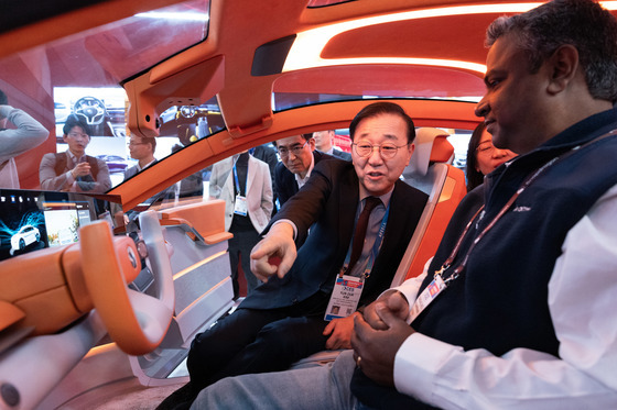 CES 퀄컴 부스 둘러보는 김윤덕 장관