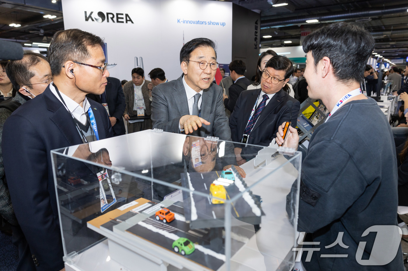 (서울=뉴스1) 박지혜 기자 = 김윤덕 국토교통부 장관이 지난 6일(현지시간) 미국 라스베이거스에서 열린 2026 국제 전자제품 박람회(CES)에 참석해, 통합 한국관 부스를 둘러 …