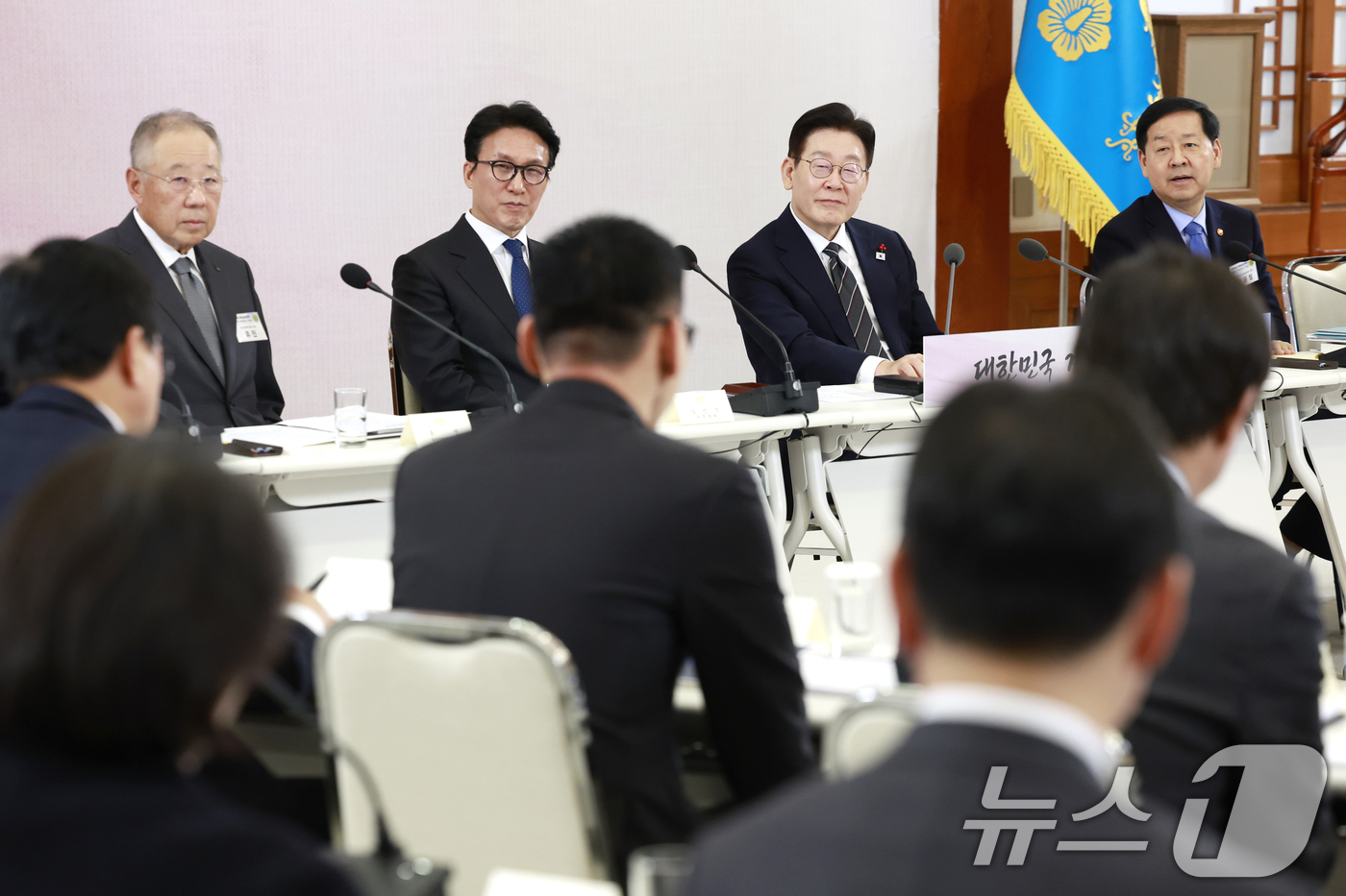 (서울=뉴스1) 허경 기자 = 이재명 대통령이 9일 청와대에서 열린 경제성장전략 국민보고회에서 참석자 발언을 듣고 있다. (청와대통신사진기자단)  2026.1.9/뉴스1