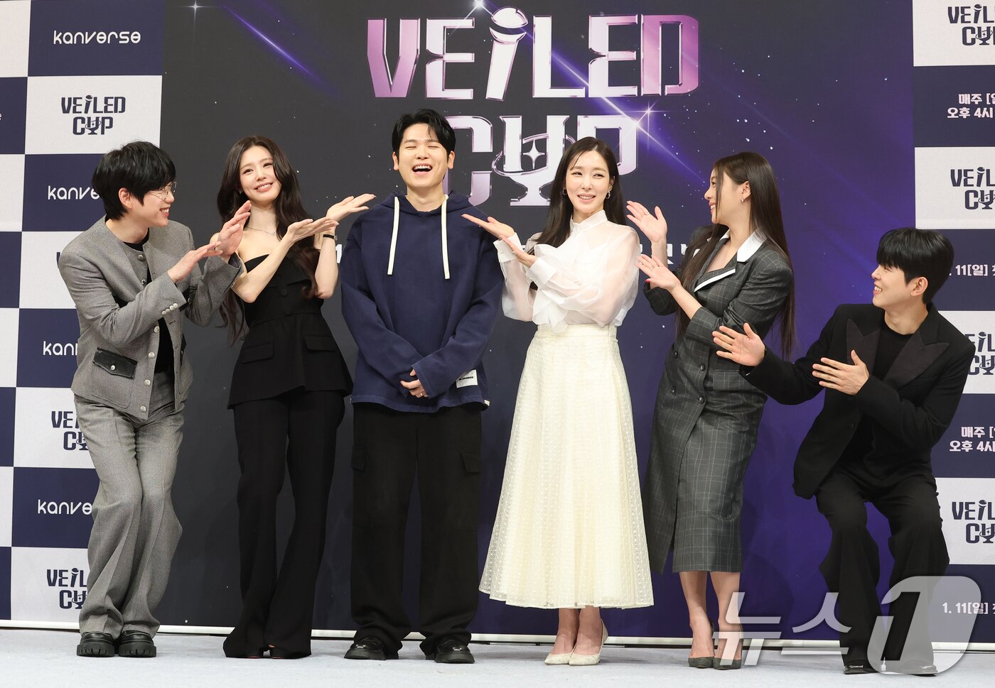 본문 이미지 - 10cm 권정열(왼쪽부터)과 아이들 미연, 이홍희 PD, 소녀시대 티파니 영, 에일리, 폴킴이 9일 오후 서울 양천구 목동 SBS에서 열린 오디션 프로그램 '베일드 컵' 제작발표회에 참석해 포즈를 취하고 있다. '베일드 컵'은 오직 목소리만으로 실력을 겨루는 '세상에서 가장 공평한 오디션'이라는 타이틀로 기획 단계부터 화제를 모은 '베일드 뮤지션'의 글로벌 확장판이다. 대한민국, 중국, 일본, 필리핀, 태국, 인도네시아, 베트남, 몽골, 라오스까지 아시아 9개국에서 선발된 톱3가 국가의 자존심을 걸고 펼치는 보컬 국가 대항전이다. 2026.1.9/뉴스1 ⓒ News1 권현진 기자