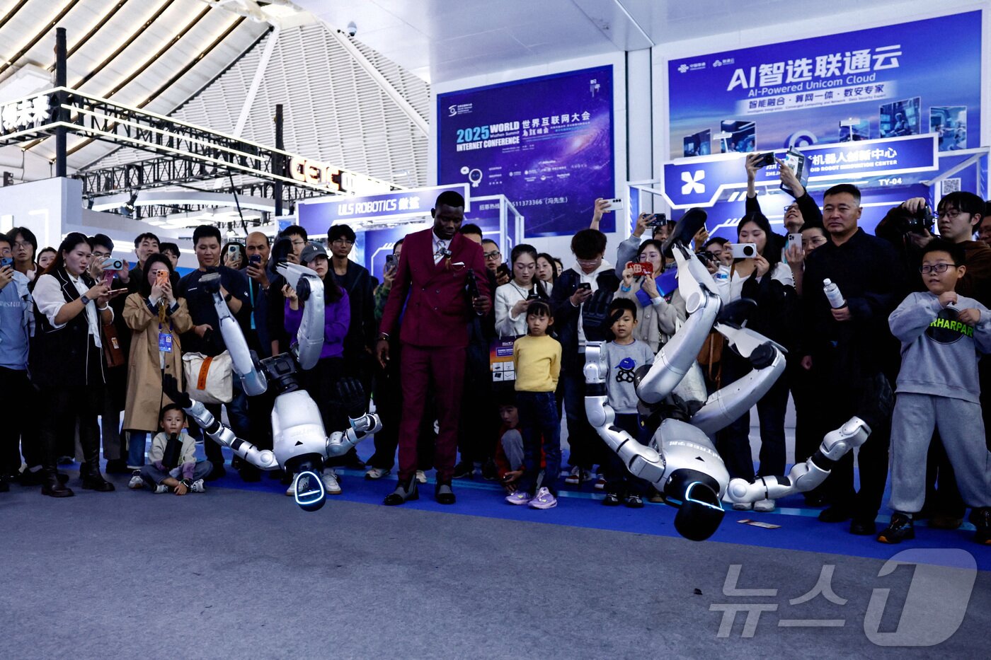본문 이미지 - 중국 유니트리 R1. FILE PHOTO: Internet Expo at the World Internet Conference in Wuzhen town ⓒ 로이터=뉴스1