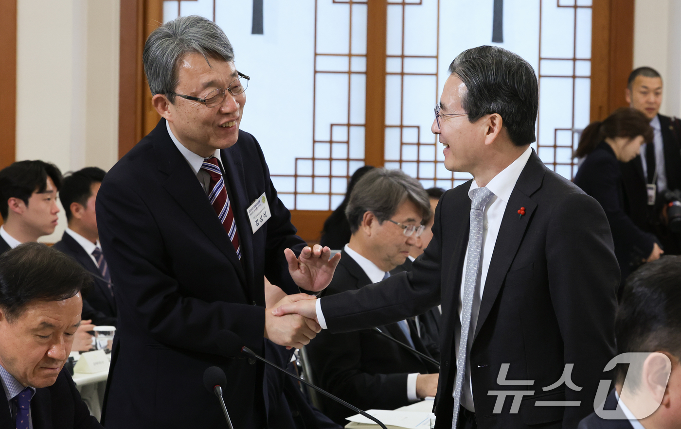 (서울=뉴스1) 허경 기자 = 김용범 정책실장과 김성식 국민경제자문회의 부의장이 9일 청와대에서 열린 경제성장전략 국민보고회에서 대화하고 있다. 2026.1.9/뉴스1