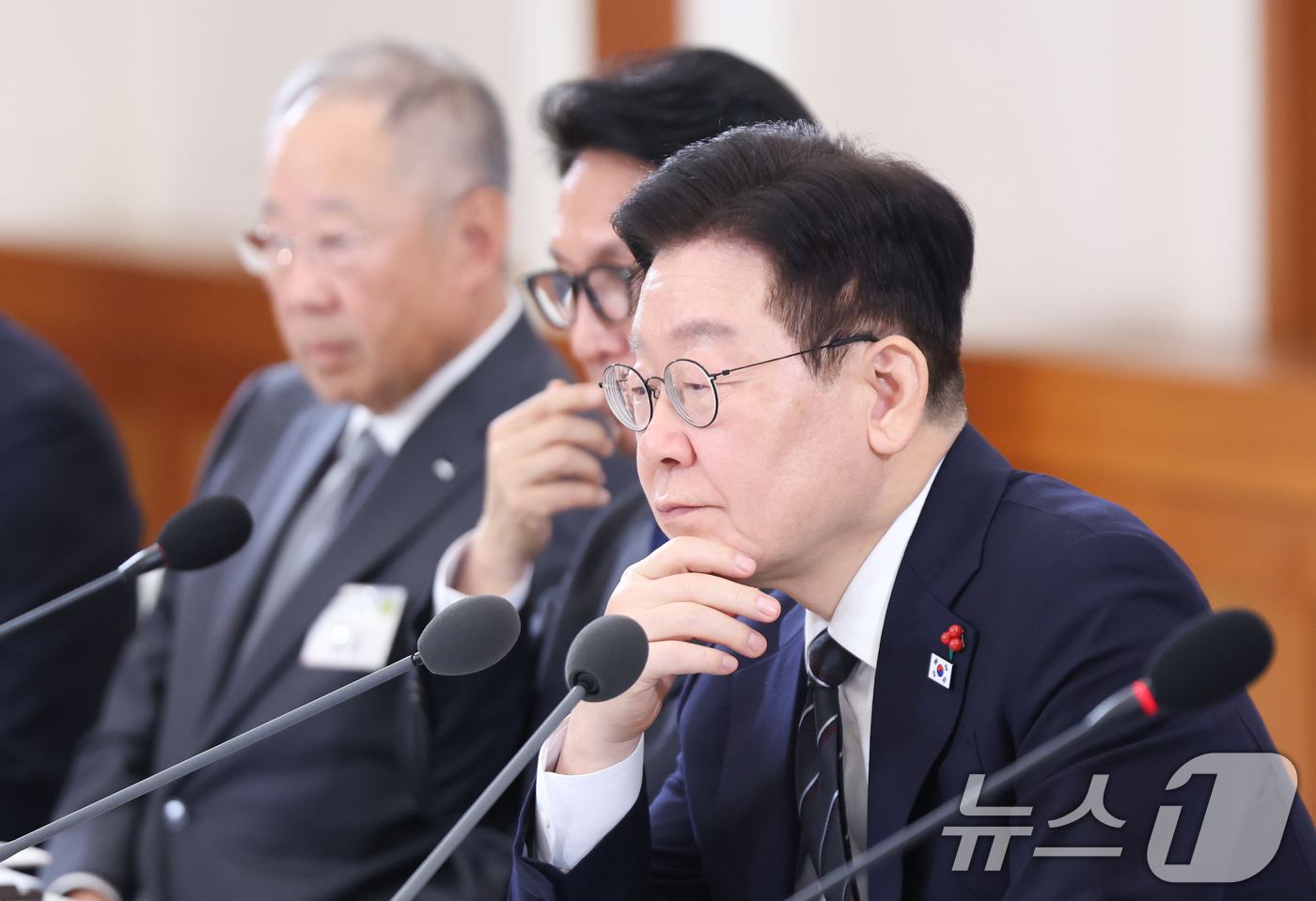 (서울=뉴스1) 허경 기자 = 이재명 대통령이 9일 청와대에서 열린 경제성장전략 국민보고회에서 구윤철 부총리 겸 재정경제부 장관의 안건보고를 경청하고 있다. 2026.1.9/뉴스1 …