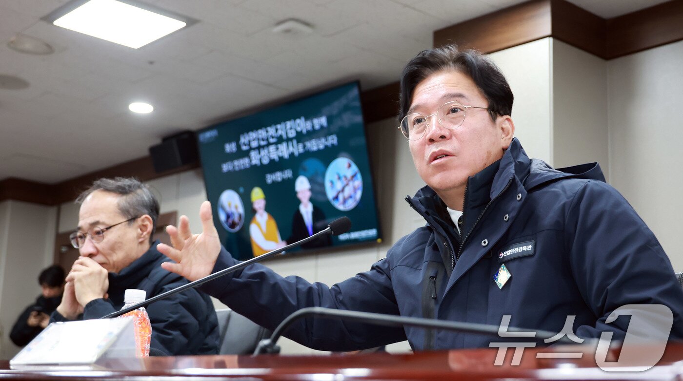 본문 이미지 - 김영훈 고용노동부 장관이 9일 경기 화성시 화성시청 상황실에서 열린 소규모 사업장에 대한 산업재해 예방·대응방안 간담회에서 발언하고 있다. (고용노동부 제공. 재판매 및 DB 금지) 2026.1.9/뉴스1 ⓒ News1 박지혜 기자