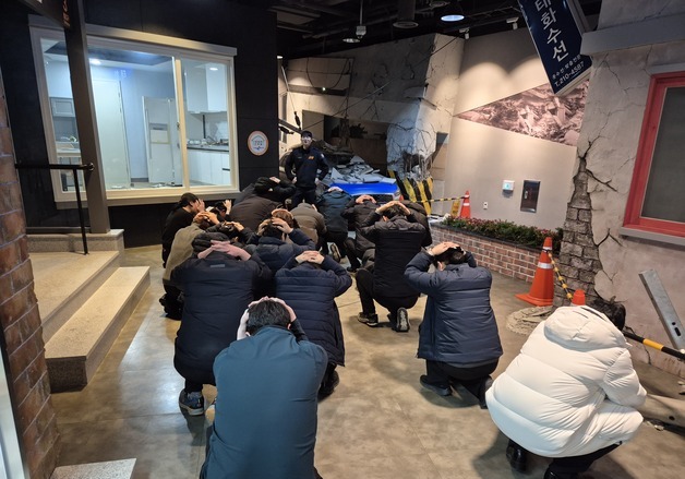 "지진이야" 진도7의 흔들림… 울산안전체험관서 익히는 생존법